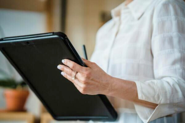 タブレットに記入する女性