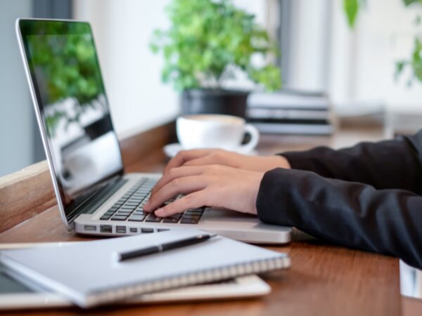 パソコンで仕事をする人