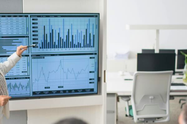 プレゼンする女性